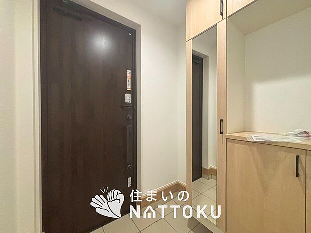 【現地写真（玄関）】玄関には、大型のシューズ収納を設置しています。