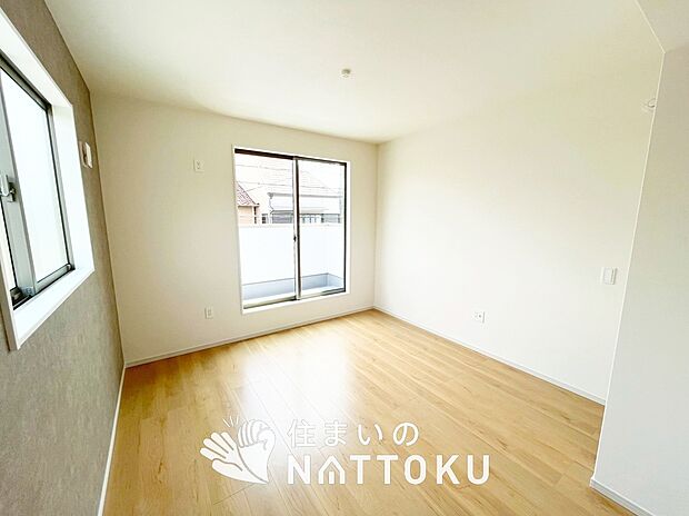 【現地写真(洋室)】木目の美しさを際立たせるシンプルデザインの建具を使用しています。