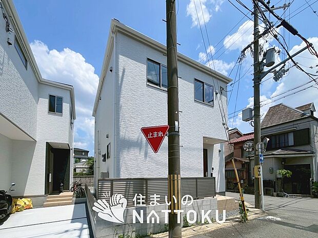 【現地写真(街並み)】軽くて火災に強い屋根材を採用し、地震時の建物への負担や揺れを軽減しています。
