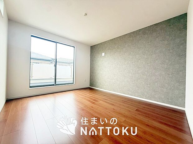 【現地写真(寝室)】木目の美しさを際立たせるシンプルデザインの建具を使用しています。