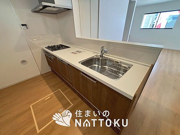 【現地写真(キッチン)】収納たっぷりのシステムキッチン、浄水器付水栓を標準装備しています。