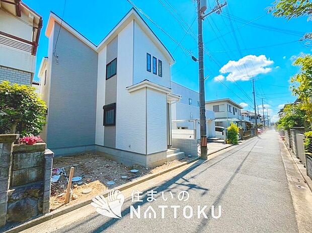 【現地写真(前道含む外観)】断熱性、気密性を高める工夫で一年中ずっと心地よく暮らせる、高気密・高断熱です。