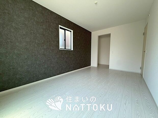 【現地写真(寝室)】木目の美しさを際立たせるシンプルデザインの建具を使用しています。
