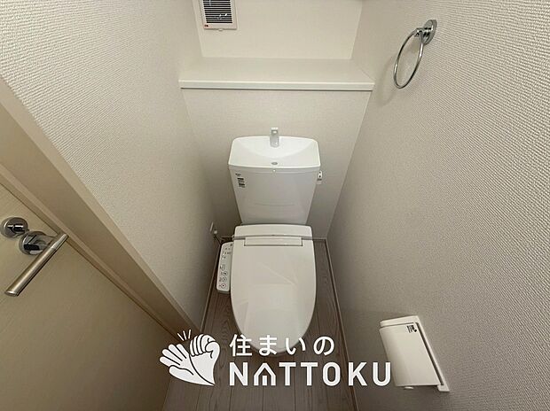 【トイレ】汚れてもサッとひと拭きでお手入れ簡単、エコ仕様の温水洗浄便座付きのトイレです。
バリアフリーにも配慮しています。
