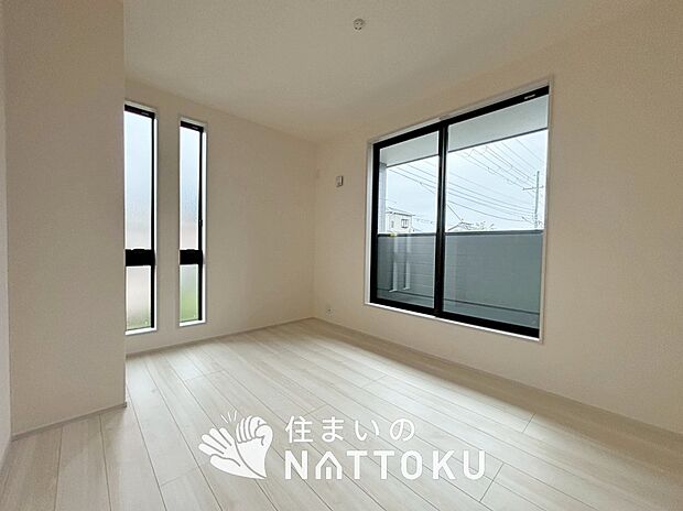 【現地写真(寝室)】木目の美しさを際立たせるシンプルデザインの建具を使用しています。