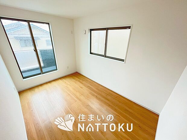 【現地写真(寝室)】木目の美しさを際立たせるシンプルデザインの建具を使用しています。