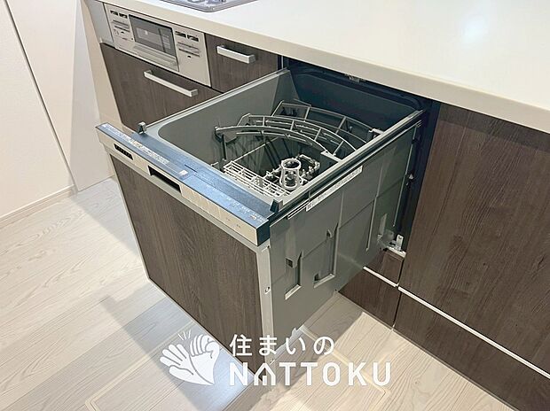 【食器洗い乾燥機】食後の時間にゆとりを与えてくれる食器洗い乾燥機。
操作ボタンも上面にあるので、腰をかがめずに操作ができラクラクです。
