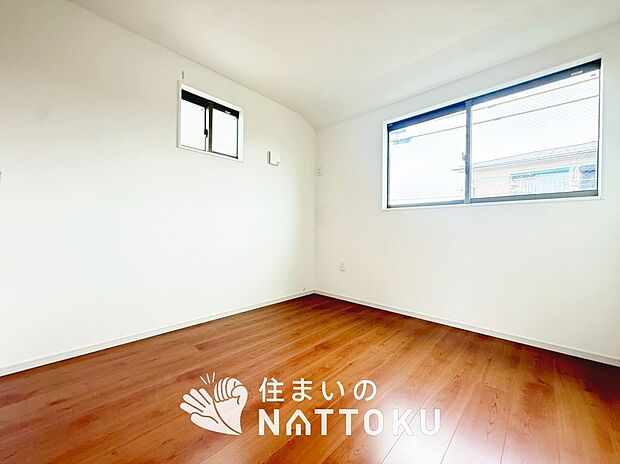 【現地写真(寝室)】木目の美しさを際立たせるシンプルデザインの建具を使用しています。