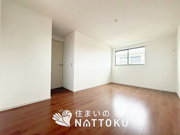 【現地写真(洋室)】木目の美しさを際立たせるシンプルデザインの建具を使用しています。
