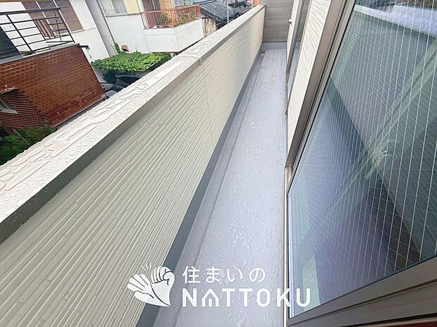 【バルコニー】奥行きが広く、洗濯物をゆったりと干せる十分な広さで、家族の洗濯も捗ります。
