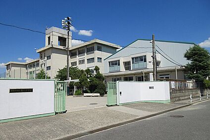 寝屋川市立第八中学校 1000ｍ(徒歩13分)