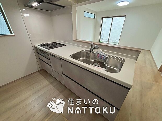 【現地写真(キッチン)】収納たっぷりのシステムキッチン、浄水器付水栓を標準装備しています。