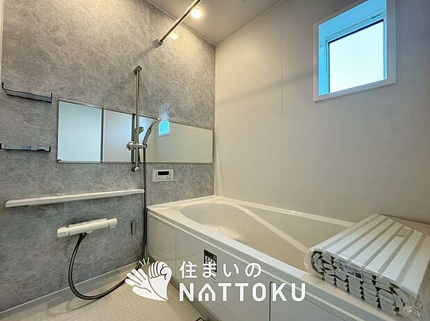 【現地写真(浴室)】浴室暖房乾燥機付き。1坪タイプで広々です。
