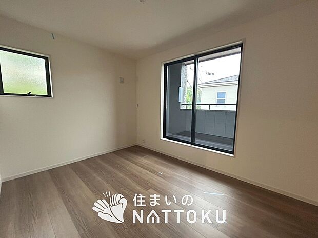 【現地写真(寝室)】木目の美しさを際立たせるシンプルデザインの建具を使用しています。
