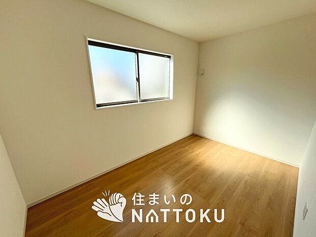【現地写真(洋室)】木目の美しさを際立たせるシンプルデザインの建具を使用しています。