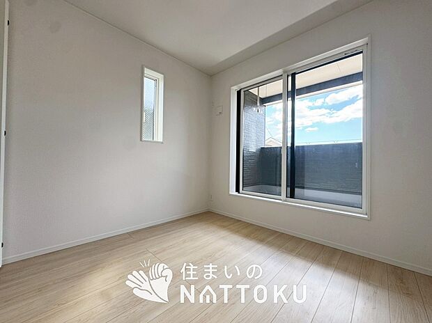 【現地写真(洋室)】木目の美しさを際立たせるシンプルデザインの建具を使用しています。