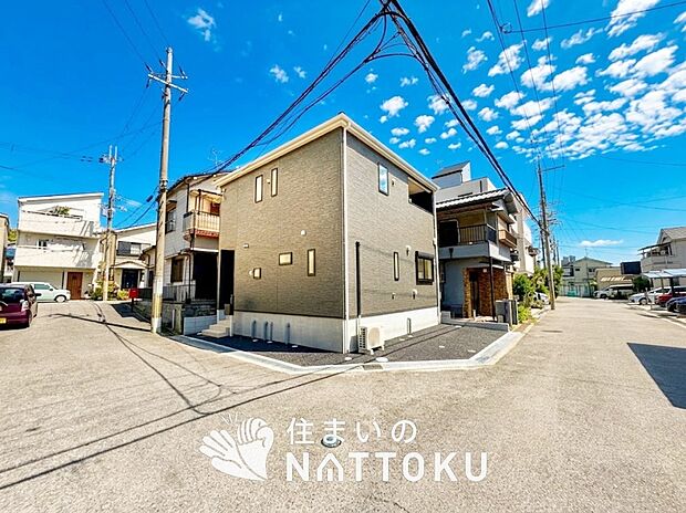【現地写真(前道含む外観)】健康被害に配慮したもっとも安全性の高い建材を採用し、シックハウス対策をしております。
