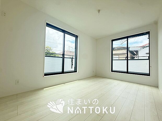 【現地写真（寝室）】木目の美しさを際立たせるシンプルデザインの建具を使用しています。
