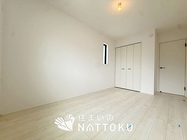 【現地写真(洋室)】木目の美しさを際立たせるシンプルデザインの建具を使用しています。