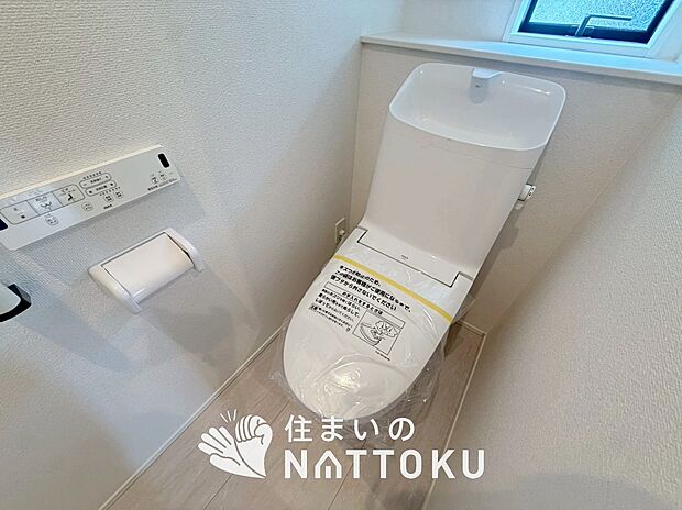 【トイレ】汚れてもサッとひと拭きでお手入れ簡単、エコ仕様の温水洗浄便座付きのトイレです。
バリアフリーにも配慮しています。
