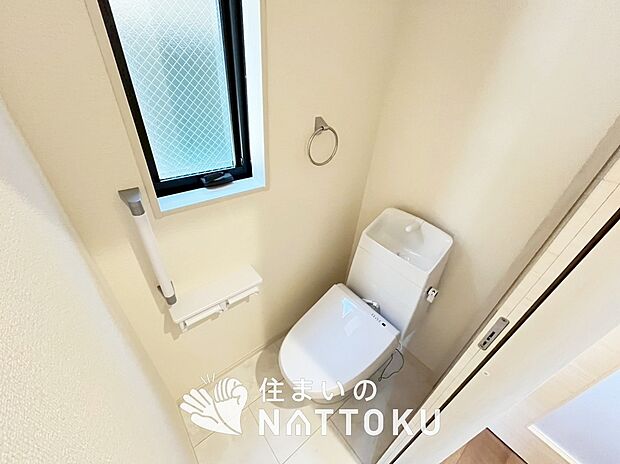 【トイレ】汚れてもサッとひと拭きでお手入れ簡単、エコ仕様の温水洗浄便座付きのトイレです。
バリアフリーにも配慮しています。