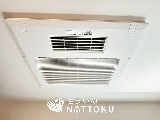 【電気式浴室暖房換気乾燥機】寒い冬場はあたたかく、暑い夏場は扇風機のような心地よさです。
雨の日は、浴室が衣類乾燥スペースになります。