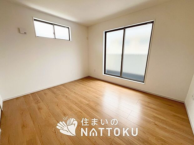 【現地写真(寝室)】木目の美しさを際立たせるシンプルデザインの建具を使用しています。