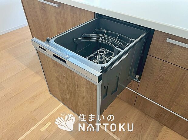 【食器洗い乾燥機】食後の時間にゆとりを与えてくれる食器洗い乾燥機。
操作ボタンも上面にあるので、腰をかがめずに操作ができラクラクです。