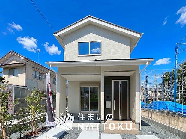 【現地写真(外観)【1号地】】軽くて火災に強い屋根材を採用し、地震時の建物への負担や揺れを軽減しています。