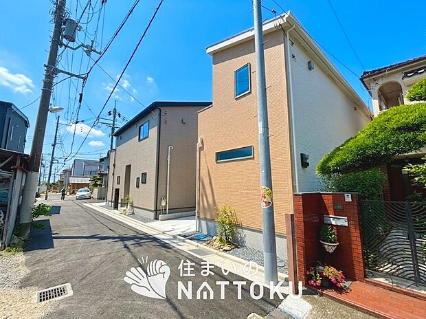 【現地写真(街並み)】雨で汚れを落とし、耐久性・耐候性に優れた外壁を使用しています。