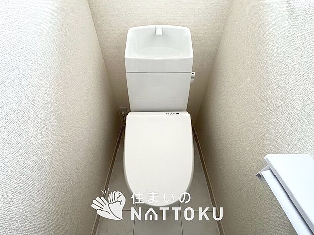 【トイレ】汚れてもサッとひと拭きでお手入れ簡単、エコ仕様の温水洗浄便座付きのトイレです。
バリアフリーにも配慮しています。