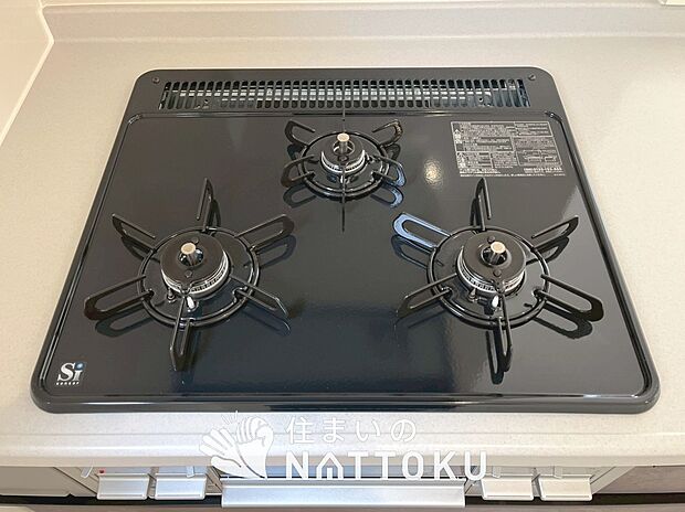 【ビルトインコンロ】フラットな構造で清掃性が高く、過熱防止センサー付3口タイプで日頃の家事も快適です。