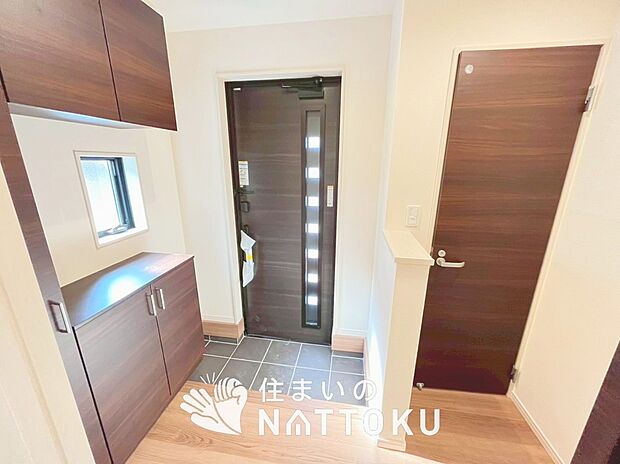 【現地写真(玄関)】玄関には、大型のシューズ収納を設置しています。