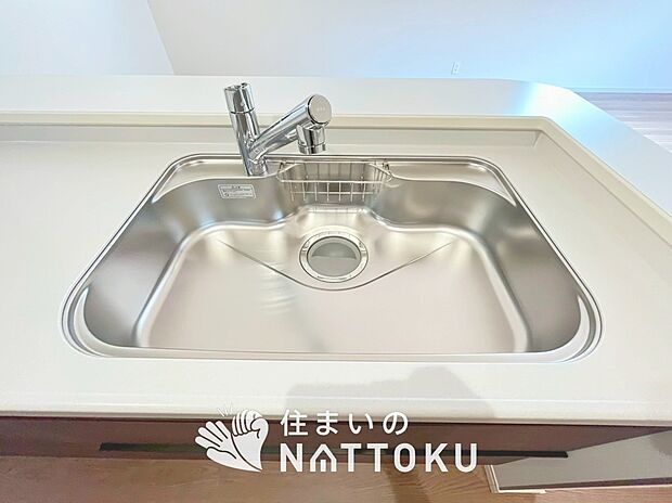 【浄水器内臓型ハンドシャワー付シンク】傷や汚れが付きにくい静音仕様の全面エンボス加工シンク。
また、蛇口の先端に浄水器を内蔵。浄水シャワーが使える毎分4リットルのたっぷり浄水。
