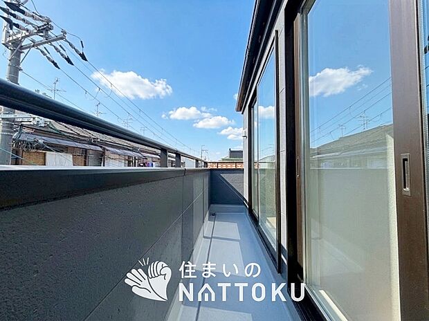 【バルコニー】奥行きが広く、洗濯物をゆったりと干せる十分な広さで、家族の洗濯も捗ります。