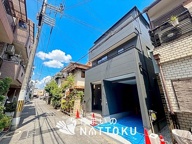 【現地写真(前道含む外観)】断熱性、気密性を高める工夫で一年中ずっと心地よく暮らせる、高気密・高断熱です。