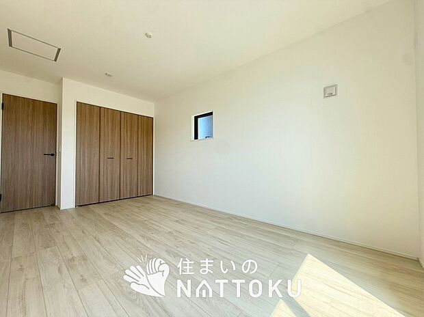 【現地写真(寝室)】木目の美しさを際立たせるシンプルデザインの建具を使用しています。