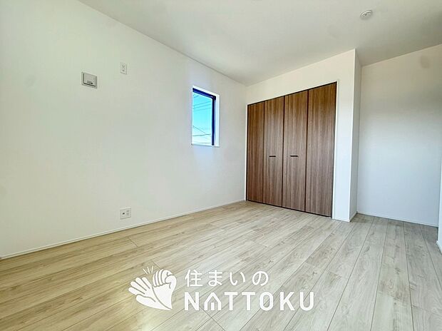 【現地写真(洋室)】木目の美しさを際立たせるシンプルデザインの建具を使用しています。