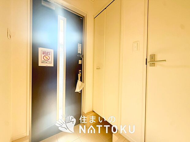 【現地写真(玄関)】玄関には、大型のシューズ収納を設置しています。