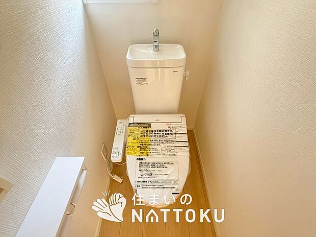 【トイレ】汚れてもサッとひと拭きでお手入れ簡単、エコ仕様の温水洗浄便座付きのトイレです。
バリアフリーにも配慮しています。