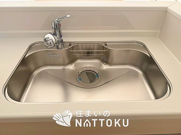 【浄水器内臓型ハンドシャワー付シンク】広々とした凸型シンクに洗剤ポケットを標準装備。すっきり収納できます。
また、蛇口の先端に浄水器を内蔵しているため場所をとりません。