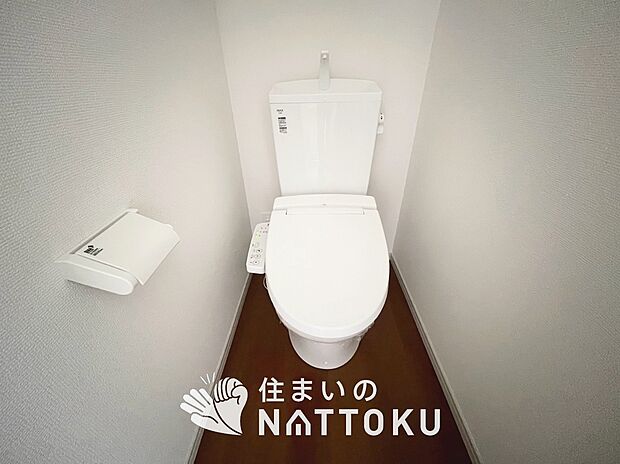 【トイレ】汚れてもサッとひと拭きでお手入れ簡単、エコ仕様の温水洗浄便座付きのトイレです。
バリアフリーにも配慮しています。