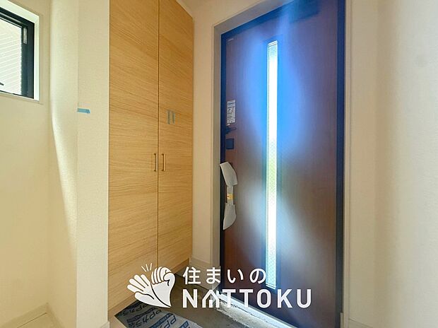 【現地写真(玄関)】玄関には、大型のシューズ収納を設置しています。