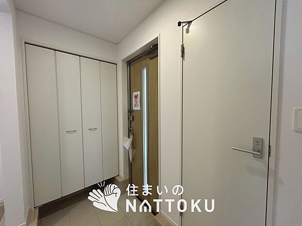 【現地写真(玄関)】玄関には、大型のシューズ収納を設置しています。