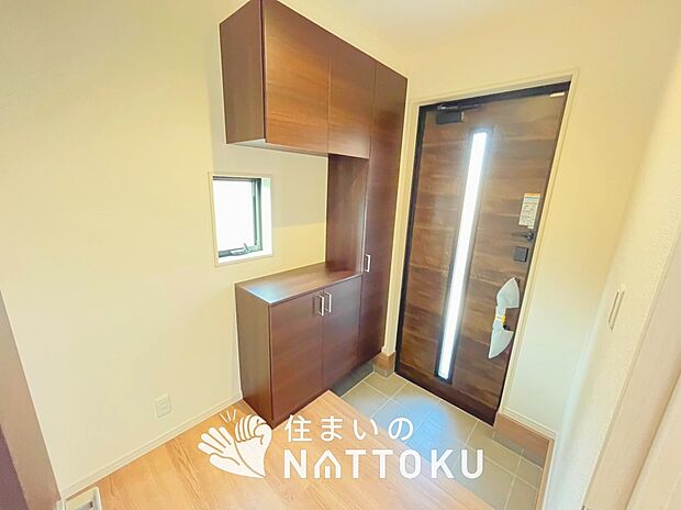 【現地写真(玄関)】玄関には、大型のシューズ収納を設置しています。