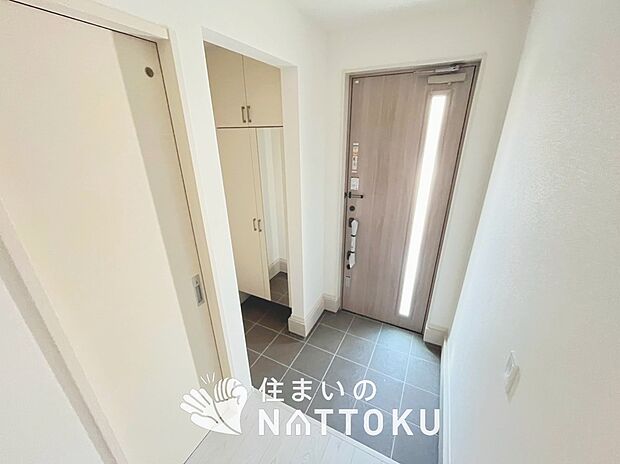 【現地写真(玄関)】玄関には、大型のシューズ収納を設置しています。