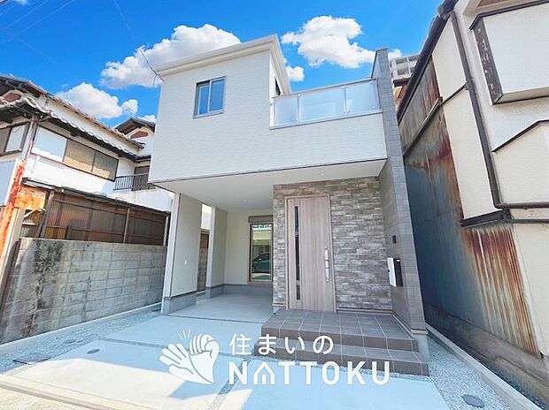 【現地写真(外観)】軽くて火災に強い屋根材を採用し、地震時の建物への負担や揺れを軽減しています。