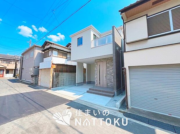 【現地写真(前道含む外観)】断熱性、気密性を高める工夫で一年中ずっと心地よく暮らせる、高気密・高断熱です。