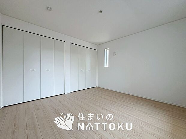【現地写真(寝室)】木目の美しさを際立たせるシンプルデザインの建具を使用しています。