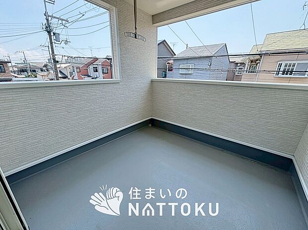 【バルコニー】奥行きが広く、洗濯物をゆったりと干せる十分な広さで、家族の洗濯も捗ります。